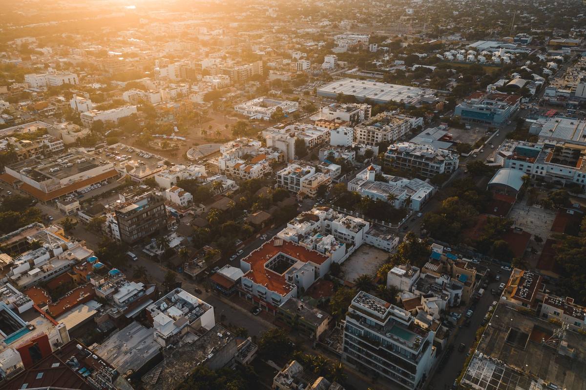 Playa del Carmen aus der Luft bei Sonnenuntergang, Stadt und Küstenlinie