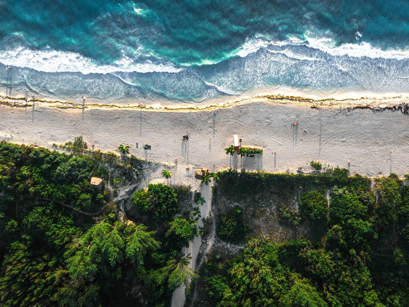 Strand von Playa del Carmen aus der Luft, mit Brandung und einem schmalen Streifen angespülter Algen